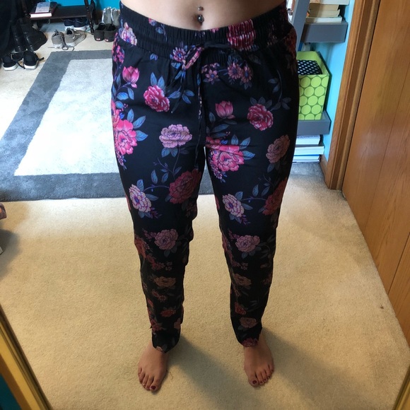 Floral Shiny Cinch Waist Pants - Picture 2 of 4